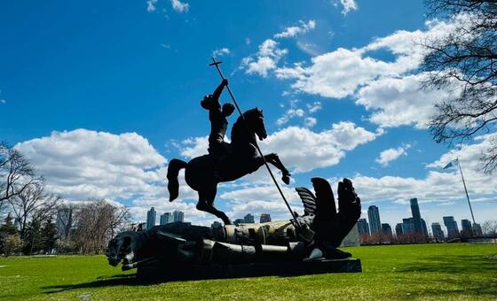 《正义战胜邪恶》是苏联/俄罗斯画家和雕塑家Zurab Tsereteli（1934 – ）的青铜雕塑作品，他以大型雕塑而闻名。     